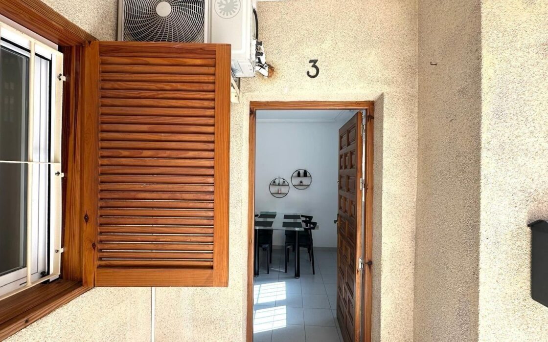 Апартаменти 49 кв.м в Торрев’єсі біля моря з басейном