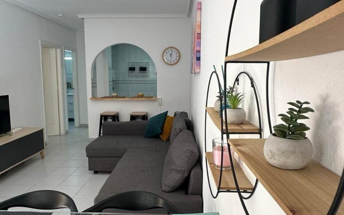 Апартаменти 49 кв.м в Торрев’єсі біля моря з басейном