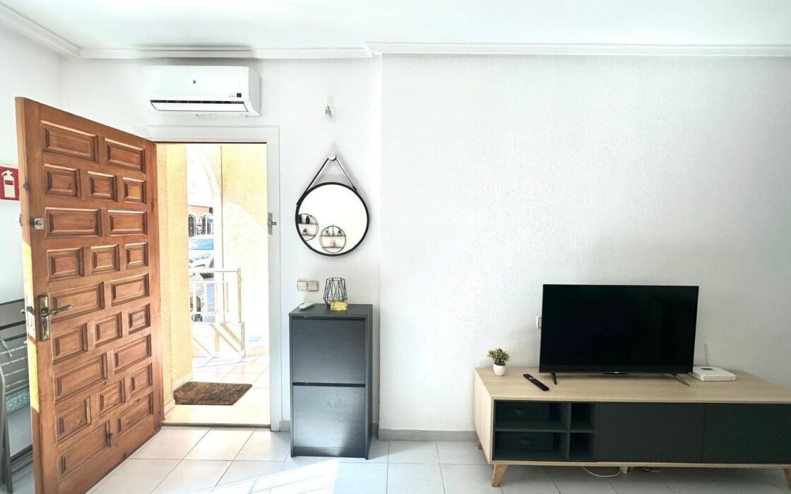 Апартаменти 49 кв.м в Торрев’єсі біля моря з басейном