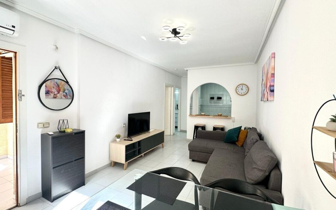 Апартаменти 49 кв.м в Торрев’єсі біля моря з басейном