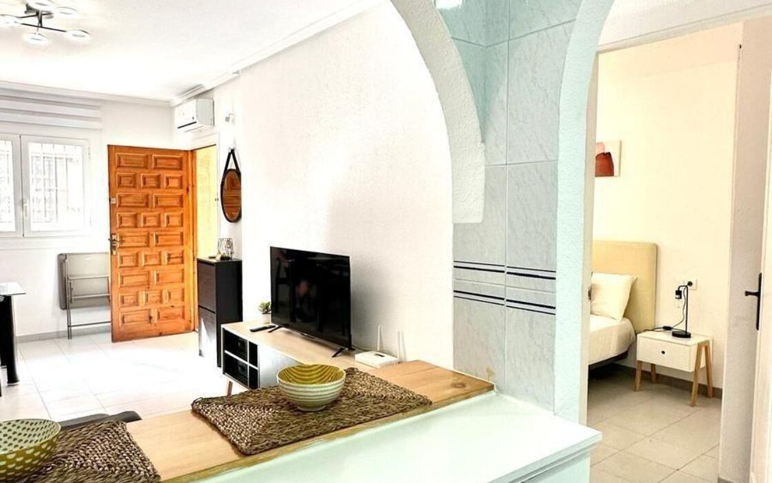 Апартаменти 49 кв.м в Торрев’єсі біля моря з басейном