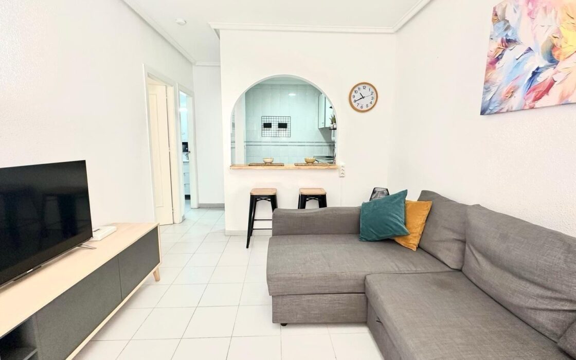 Апартаменти 49 кв.м в Торрев’єсі біля моря з басейном