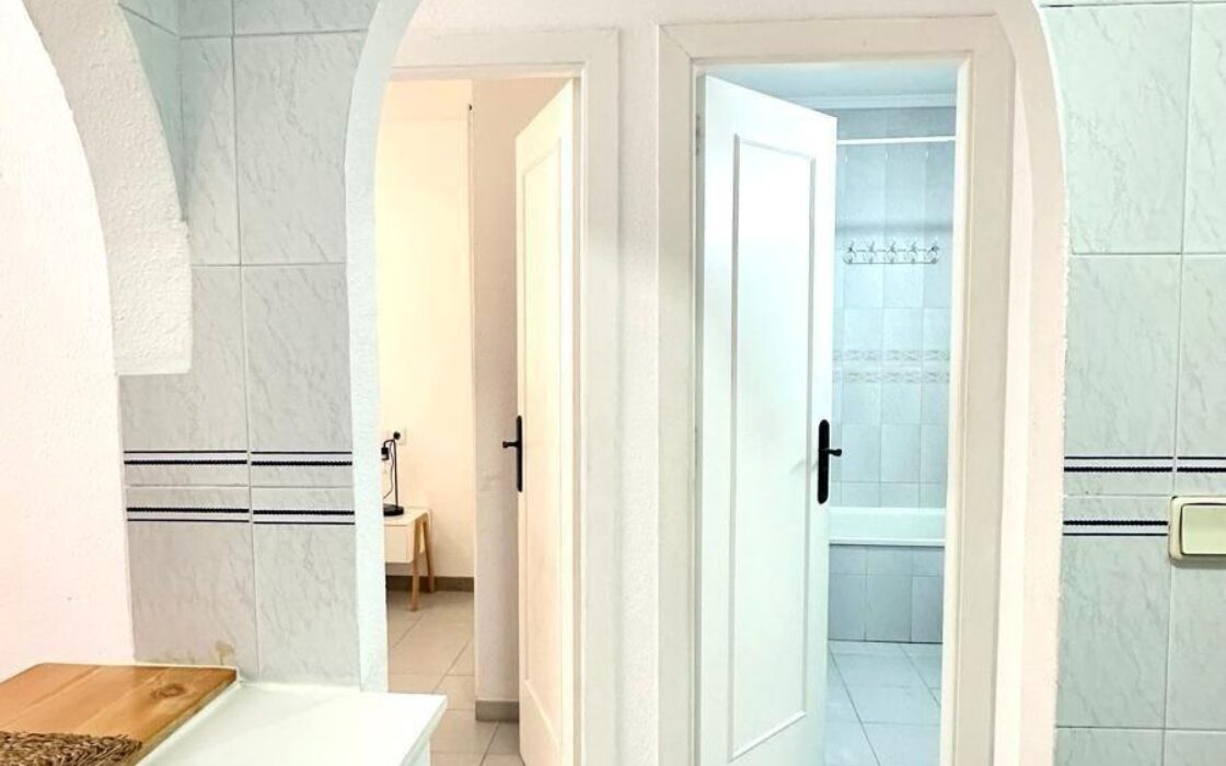 Апартаменти 49 кв.м в Торрев’єсі біля моря з басейном