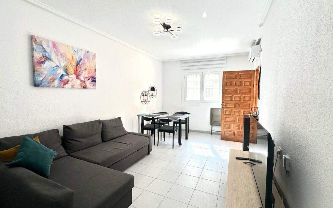 Апартаменти 49 кв.м в Торрев’єсі біля моря з басейном