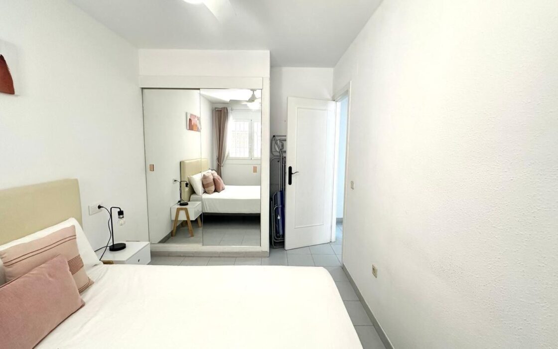 Апартаменти 49 кв.м в Торрев’єсі біля моря з басейном