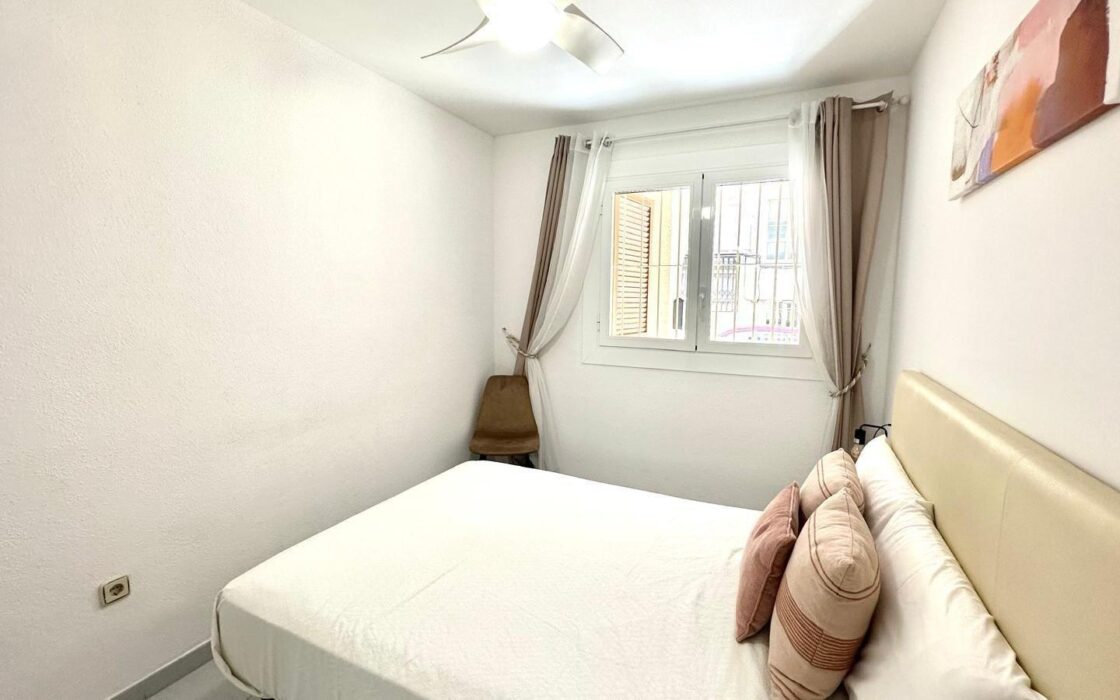 Апартаменти 49 кв.м в Торрев’єсі біля моря з басейном