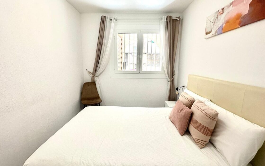 Апартаменти 49 кв.м в Торрев’єсі біля моря з басейном