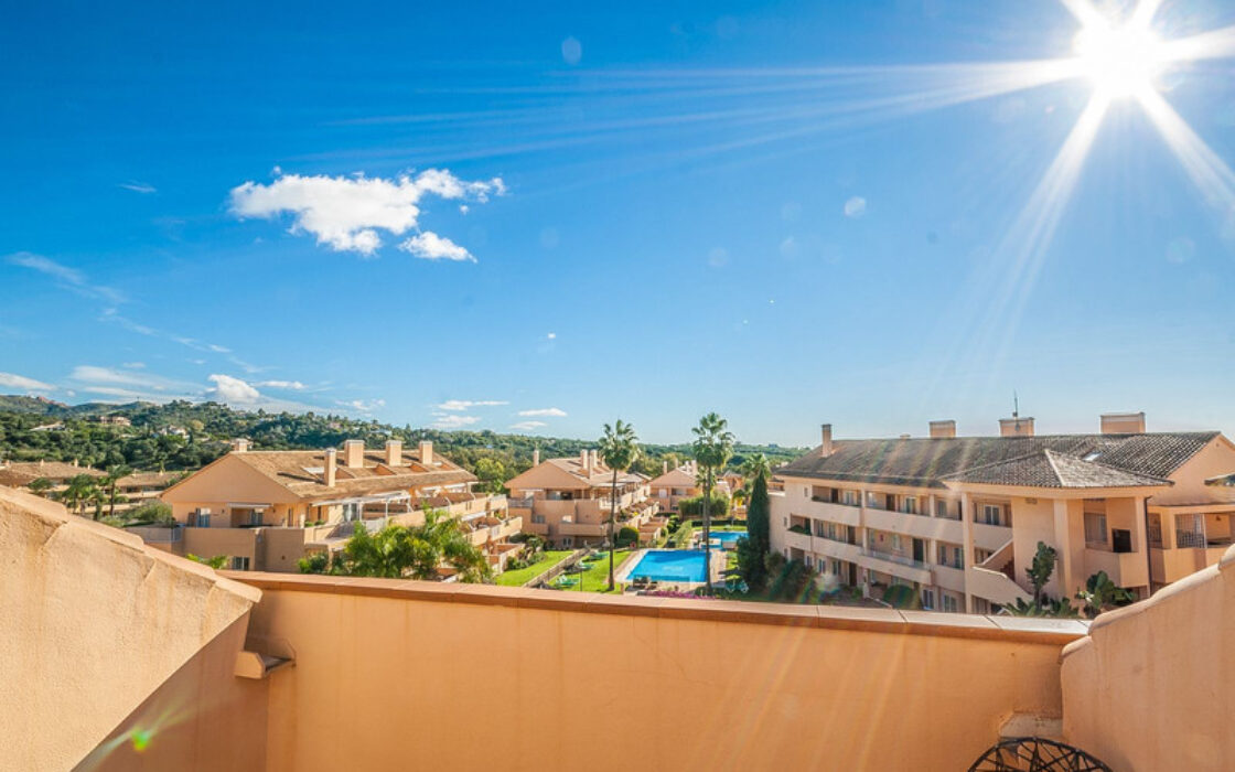 Двухуровневый пентхаус в Марбелье с террасой 105 кв.м