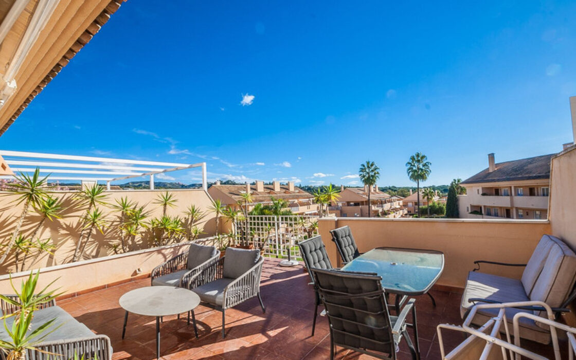 Двухуровневый пентхаус в Марбелье с террасой 105 кв.м