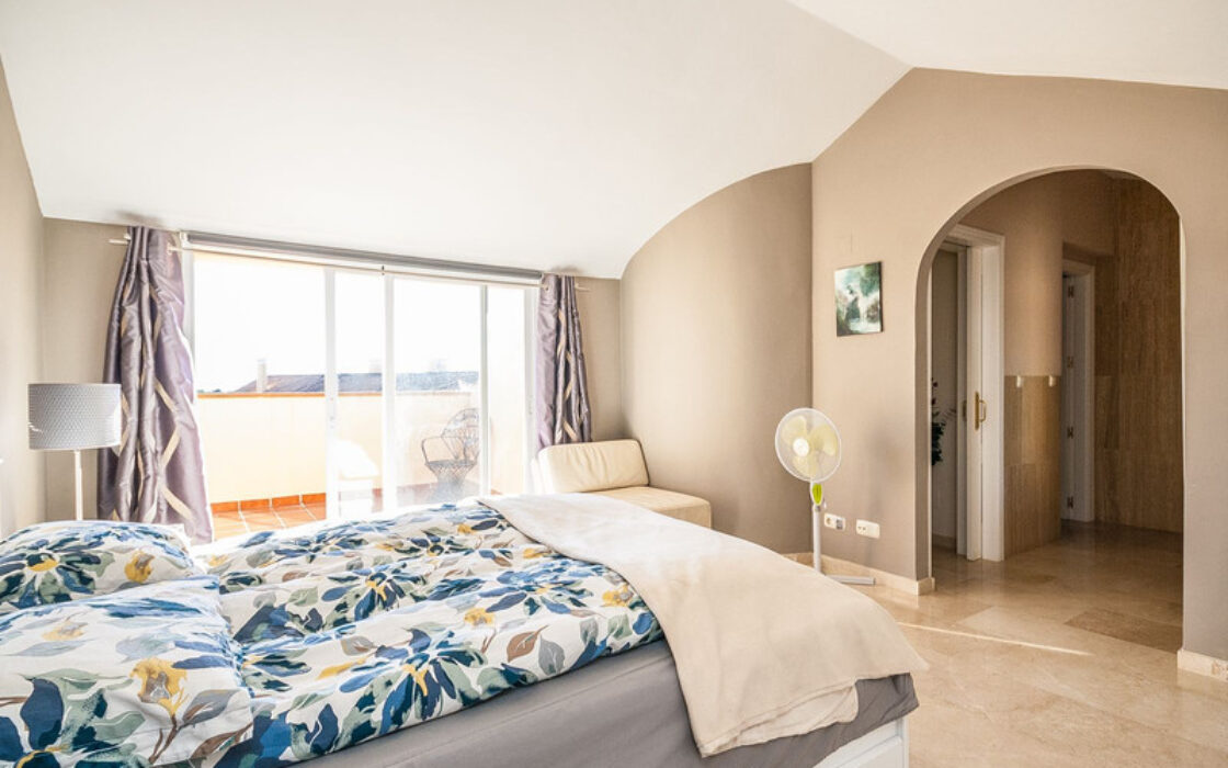 Двухуровневый пентхаус в Марбелье с террасой 105 кв.м