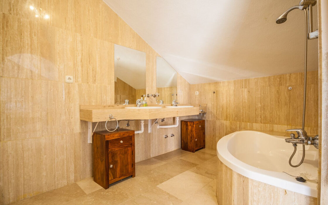 Двухуровневый пентхаус в Марбелье с террасой 105 кв.м