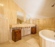 Двухуровневый пентхаус в Марбелье с террасой 105 кв.м