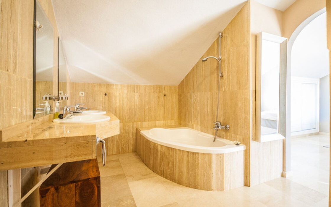 Двухуровневый пентхаус в Марбелье с террасой 105 кв.м