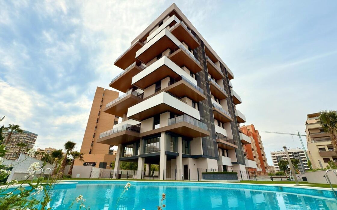 Апартаменти 98 кв.м з терасою в Аліканте 1.5 км від моря