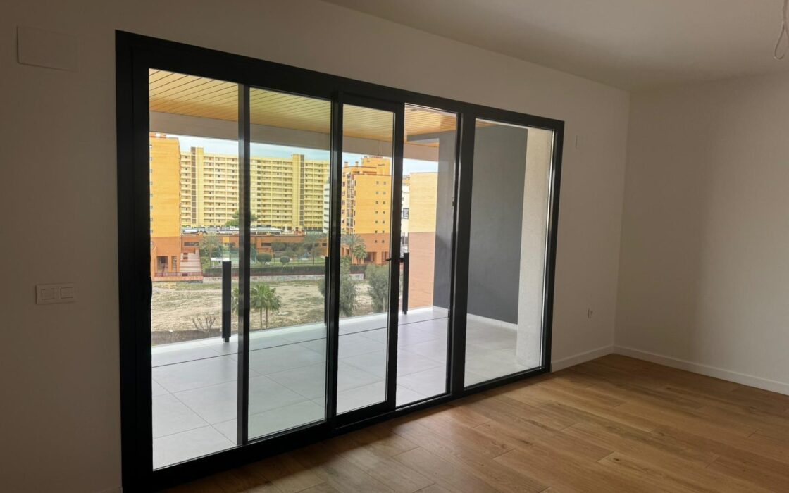 Апартаменти 98 кв.м з терасою в Аліканте 1.5 км від моря