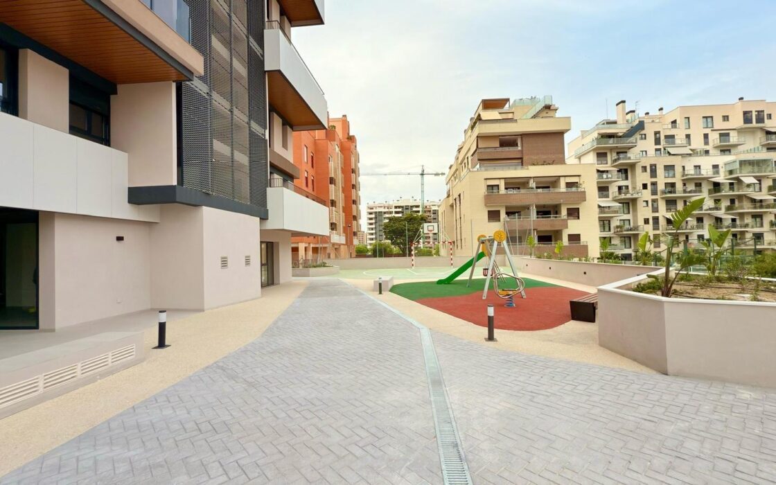 Апартаменти 98 кв.м з терасою в Аліканте 1.5 км від моря