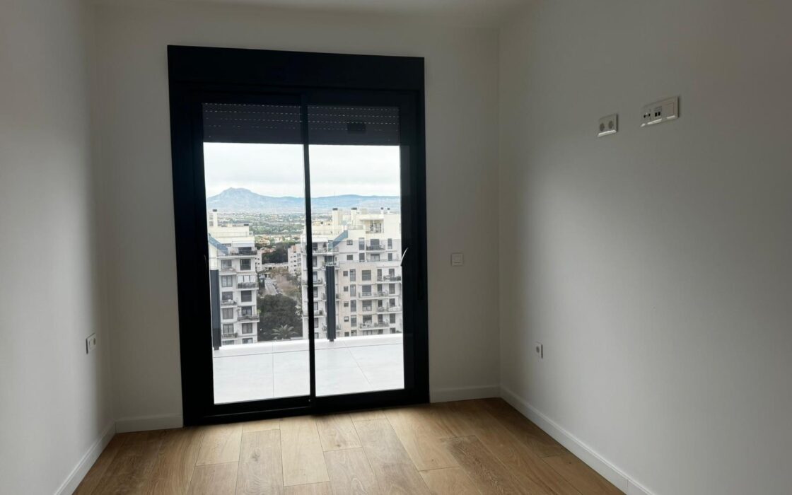 Апартаменти 98 кв.м з терасою в Аліканте 1.5 км від моря