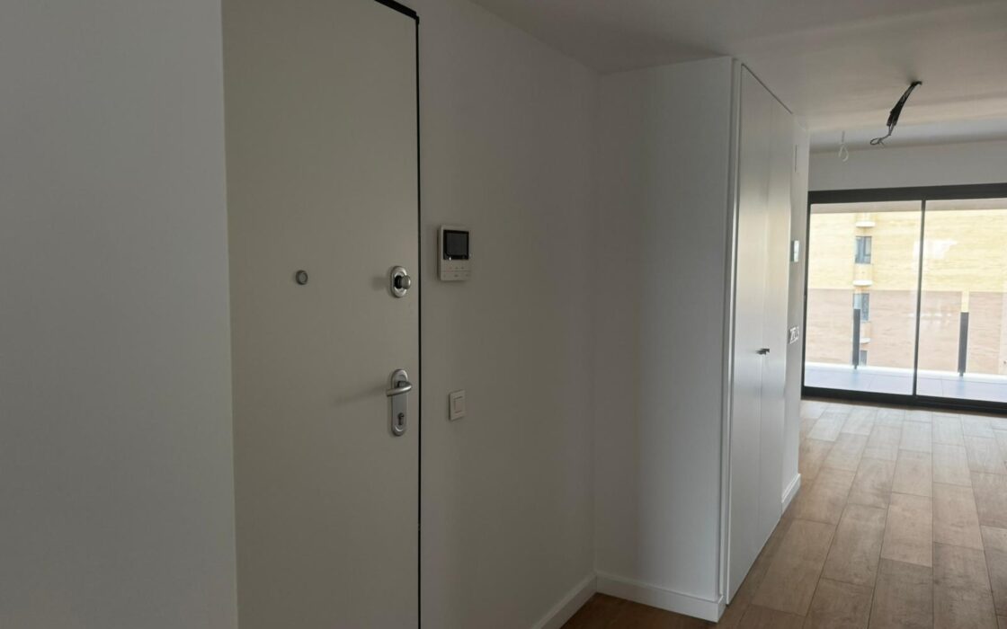 Апартаменти 98 кв.м з терасою в Аліканте 1.5 км від моря