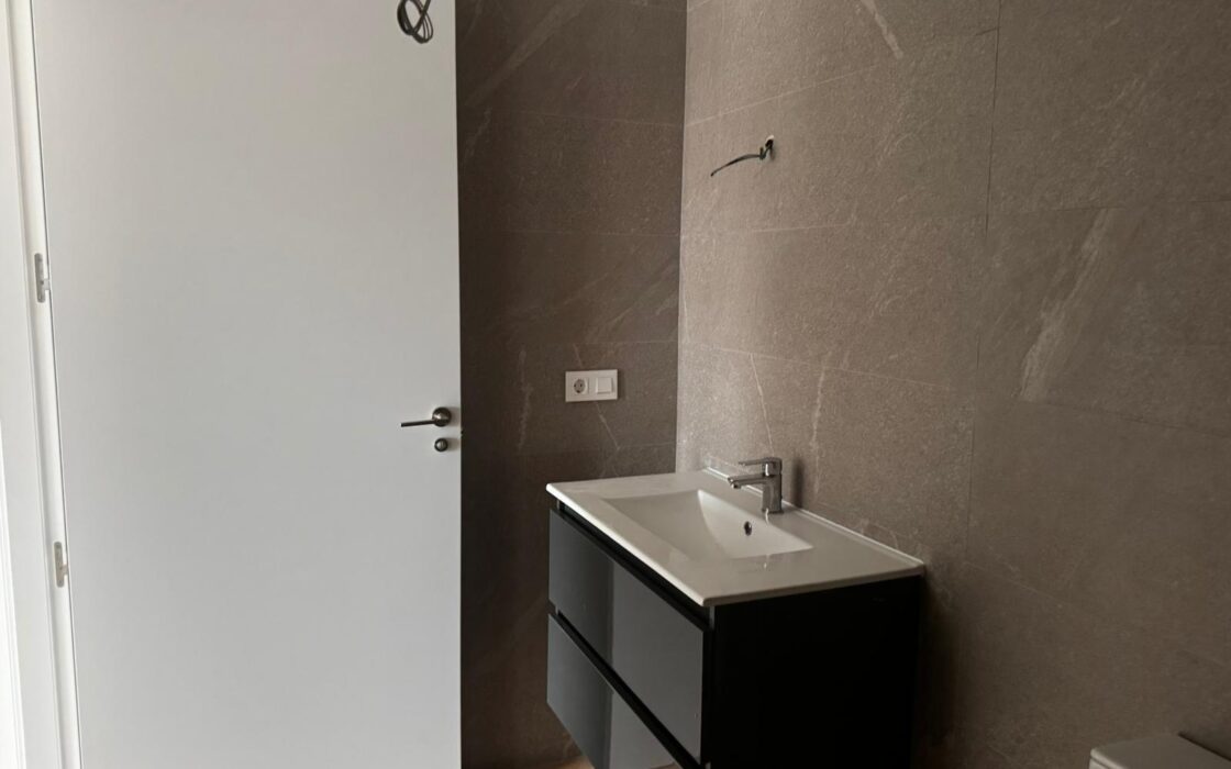 Апартаменти 98 кв.м з терасою в Аліканте 1.5 км від моря