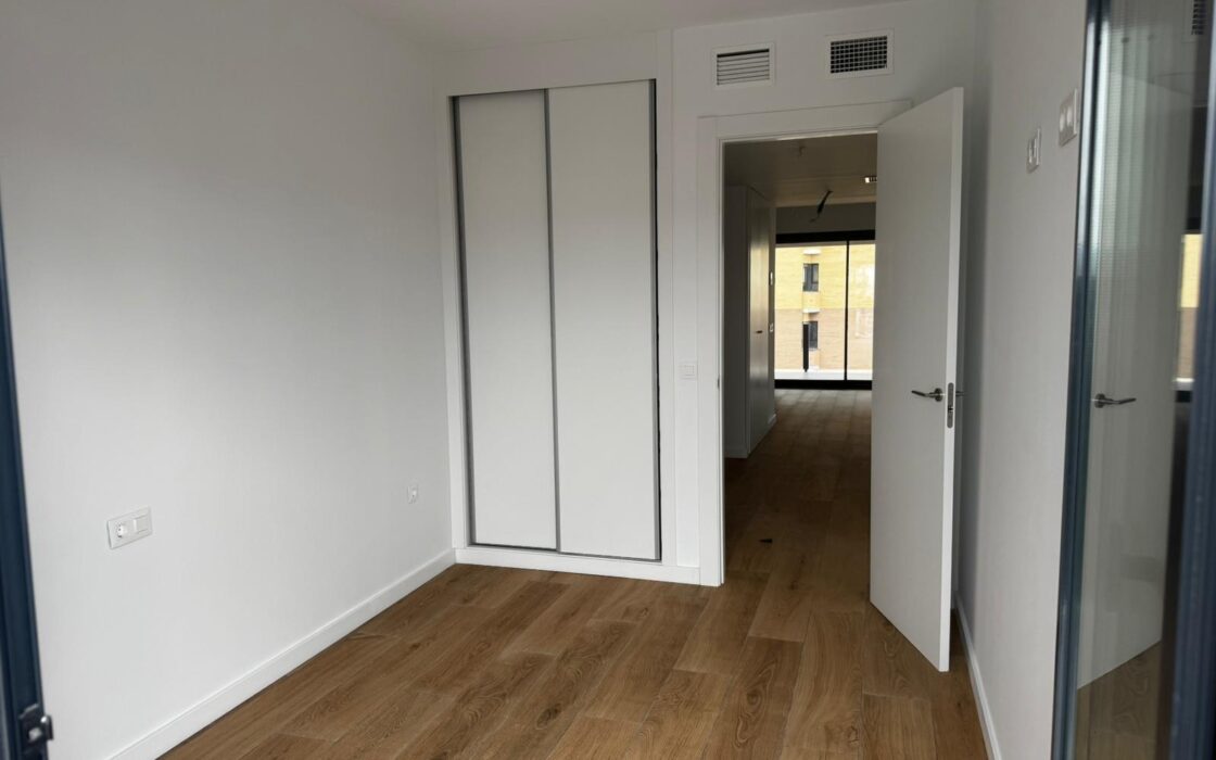 Апартаменти 98 кв.м з терасою в Аліканте 1.5 км від моря