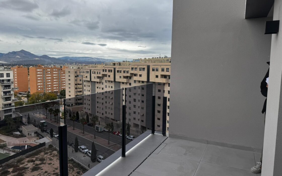 Апартаменти 98 кв.м з терасою в Аліканте 1.5 км від моря