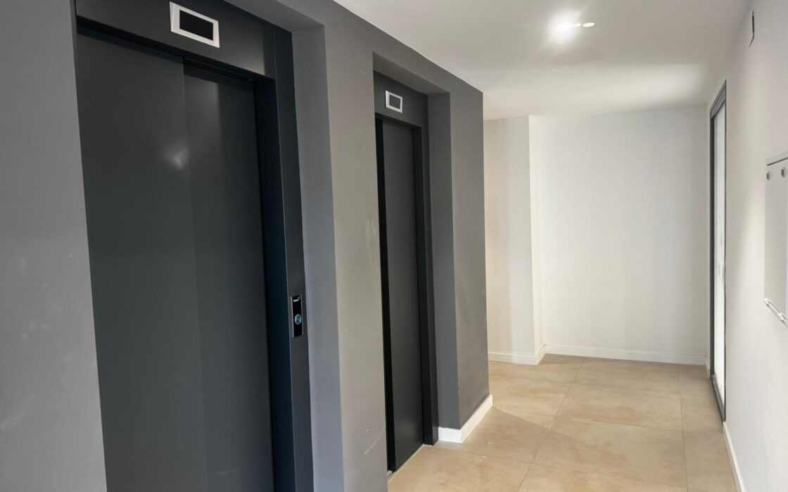 Апартаменти 98 кв.м з терасою в Аліканте 1.5 км від моря