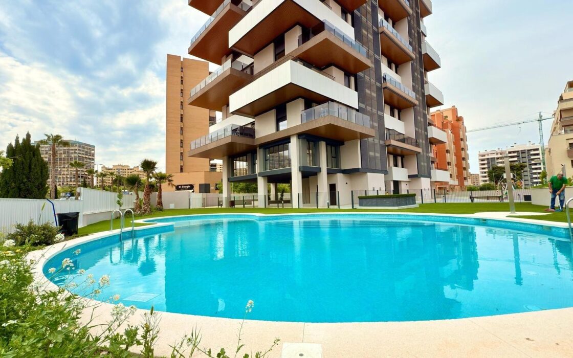 Апартаменти 98 кв.м з терасою в Аліканте 1.5 км від моря