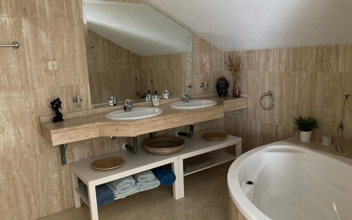 Двухуровневый пентхаус в Марбелье с большой террасой 107 кв.м