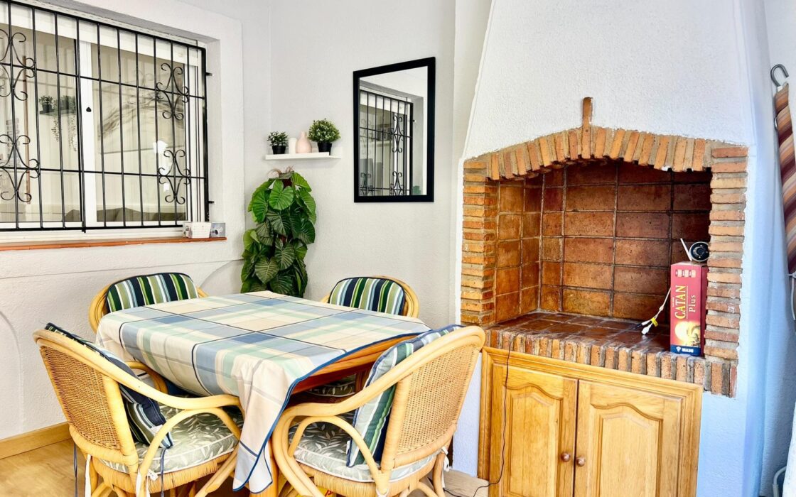 Дом в Торревьехе 69 кв.м у моря с террасой и бассейном