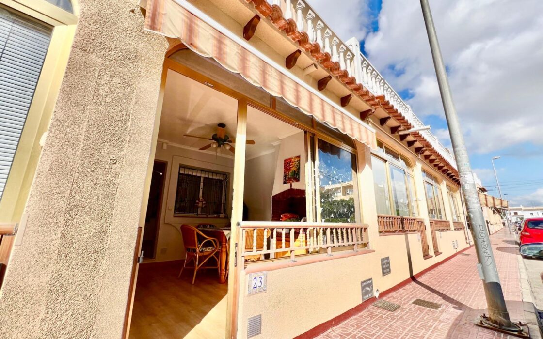 Дом в Торревьехе 69 кв.м у моря с террасой и бассейном