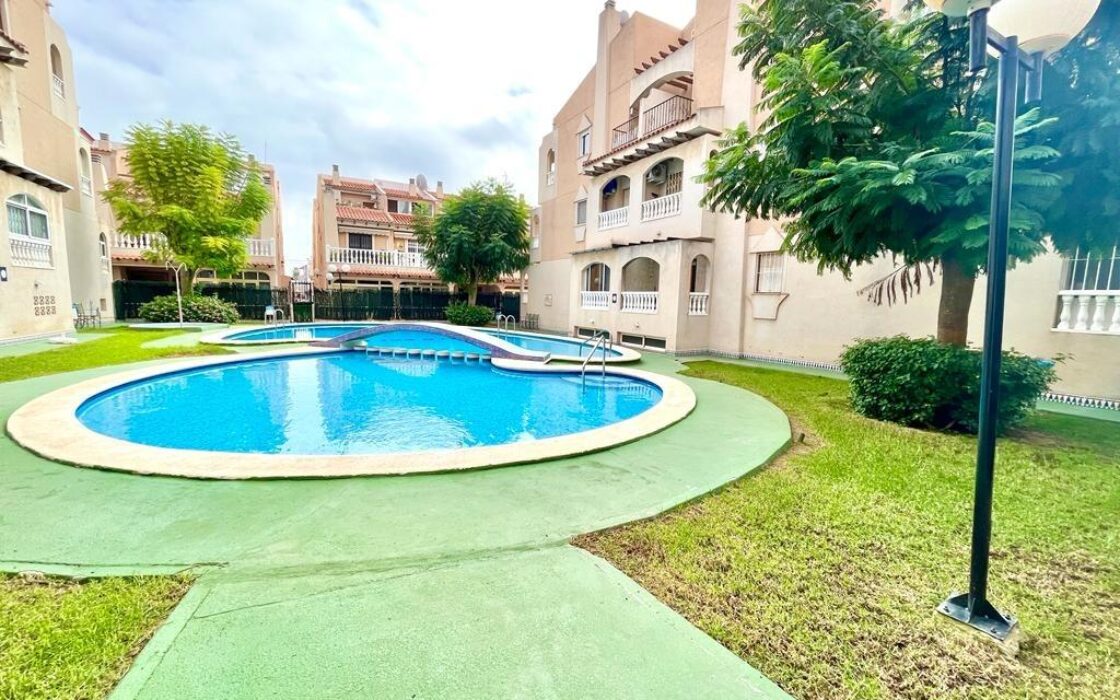 Дом в Торревьехе 69 кв.м у моря с террасой и бассейном