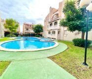 Дом в Торревьехе 69 кв.м у моря с террасой и бассейном