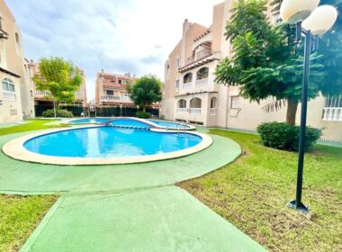 Дом в Торревьехе 69 кв.м у моря с террасой и бассейном