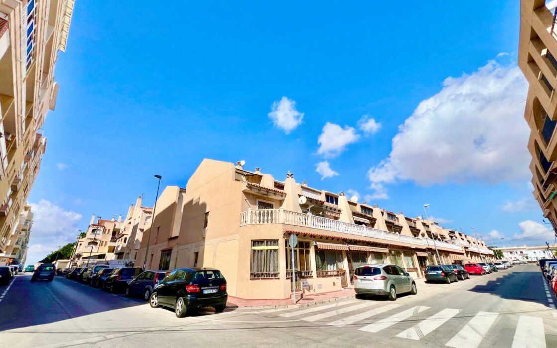 Дом в Торревьехе 69 кв.м у моря с террасой и бассейном