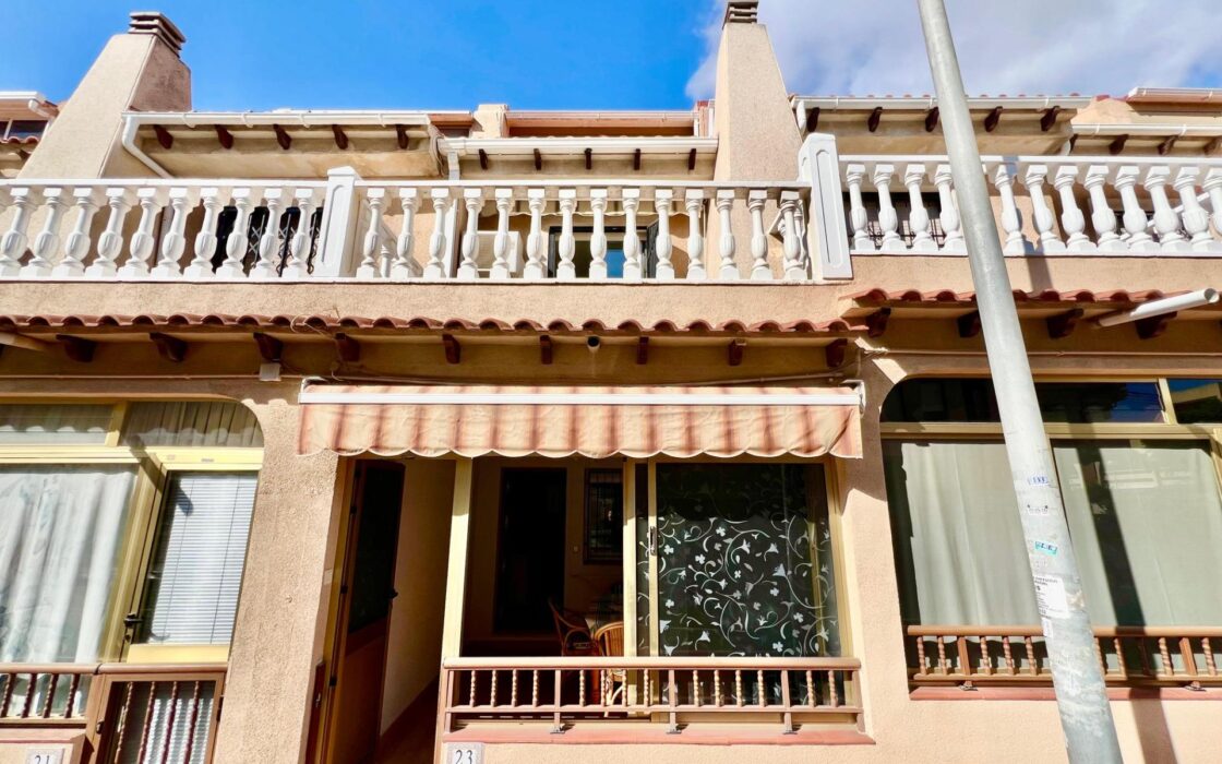 Дом в Торревьехе 69 кв.м у моря с террасой и бассейном