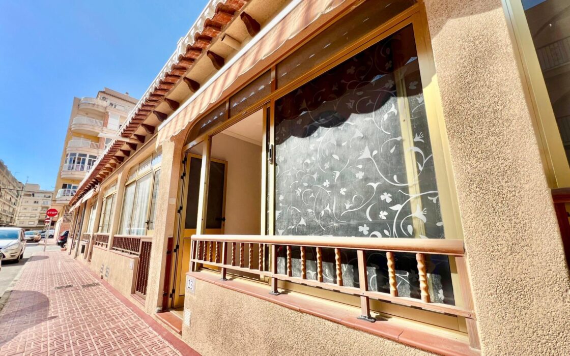 Дом в Торревьехе 69 кв.м у моря с террасой и бассейном