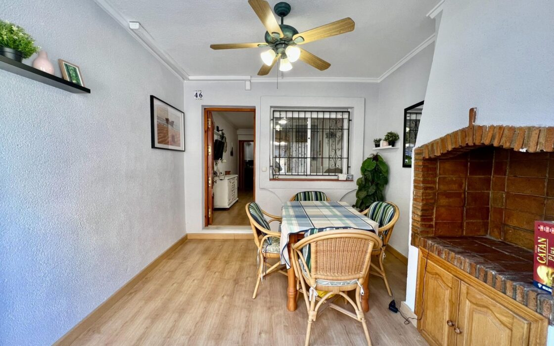 Дом в Торревьехе 69 кв.м у моря с террасой и бассейном