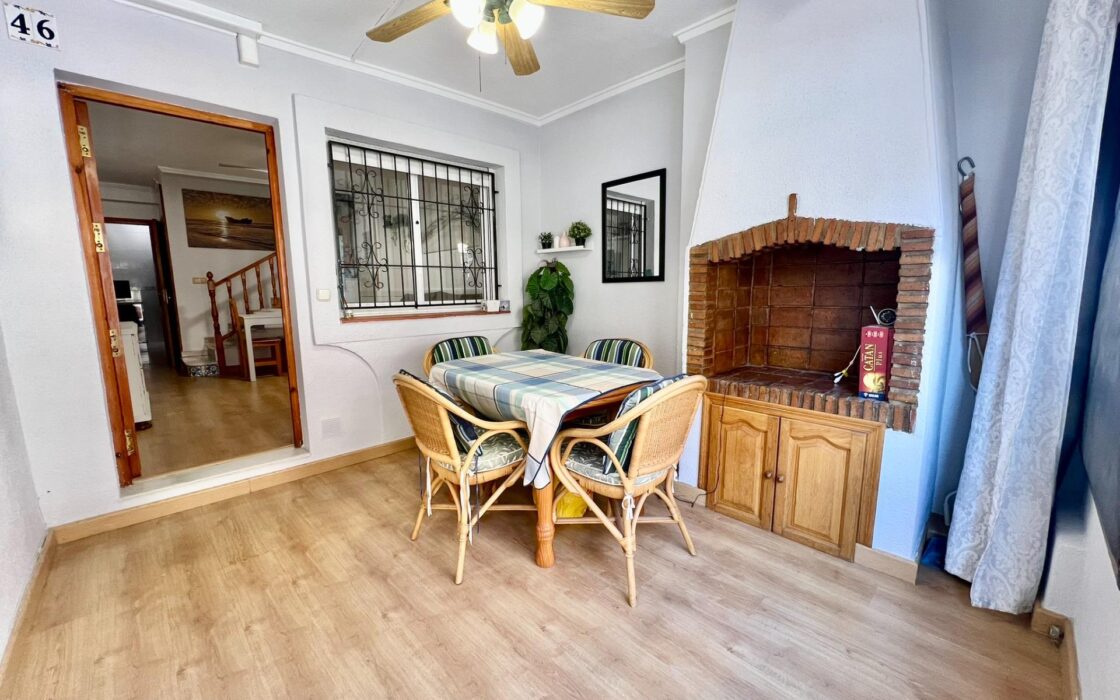 Дом в Торревьехе 69 кв.м у моря с террасой и бассейном