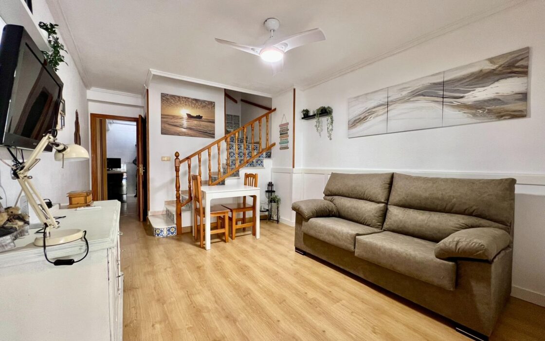 Дом в Торревьехе 69 кв.м у моря с террасой и бассейном