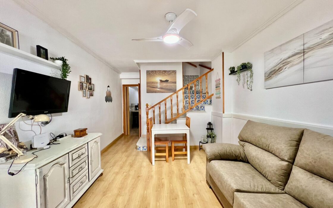 Дом в Торревьехе 69 кв.м у моря с террасой и бассейном