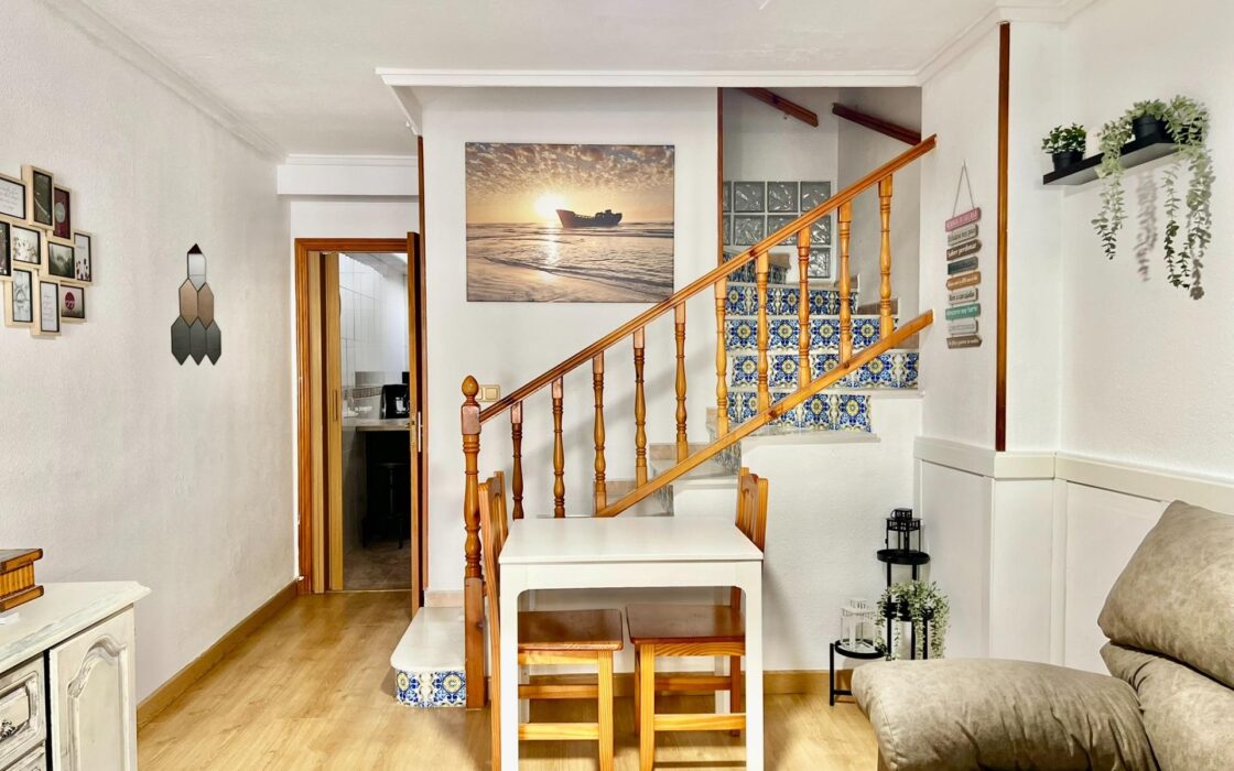 Дом в Торревьехе 69 кв.м у моря с террасой и бассейном