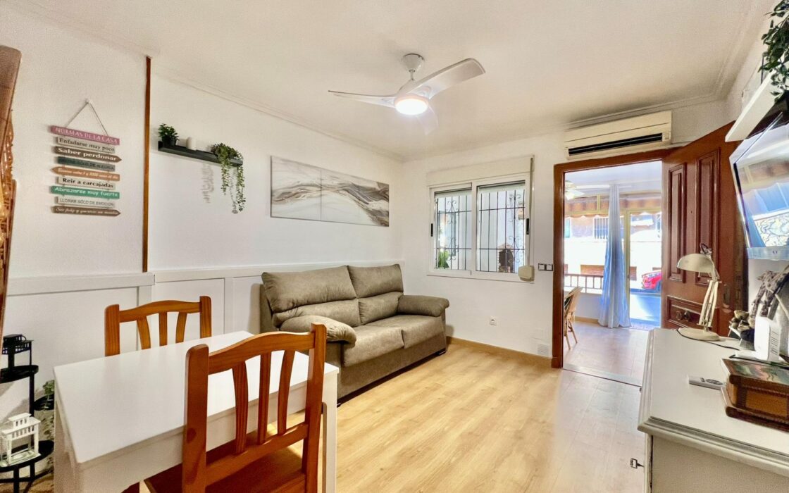 Дом в Торревьехе 69 кв.м у моря с террасой и бассейном