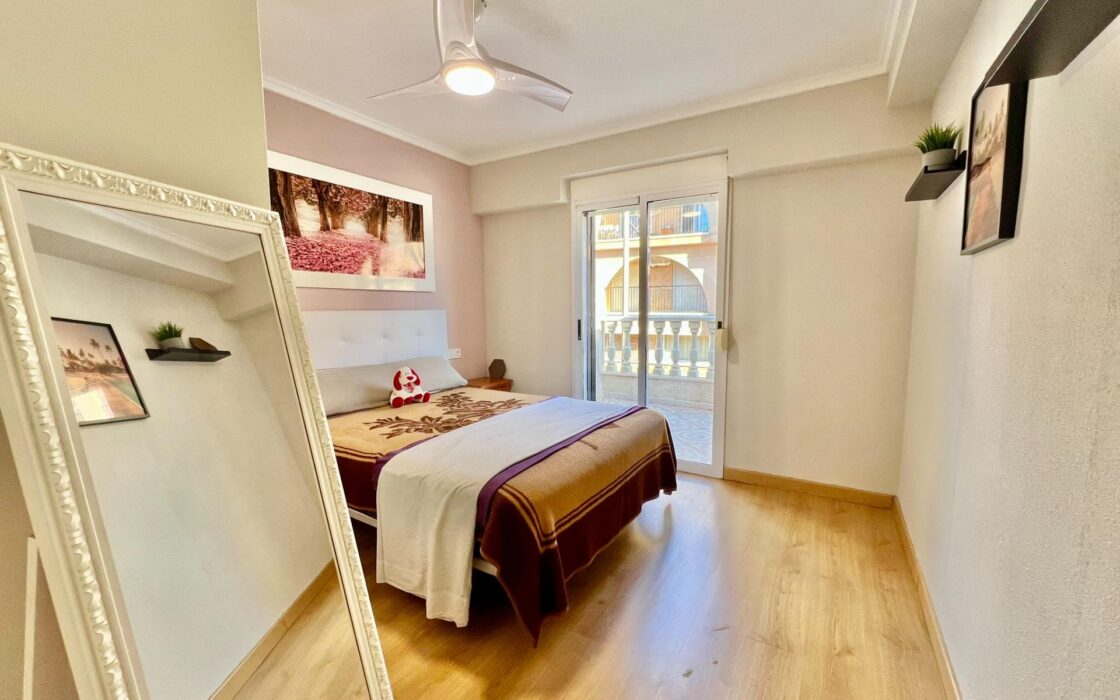 Дом в Торревьехе 69 кв.м у моря с террасой и бассейном