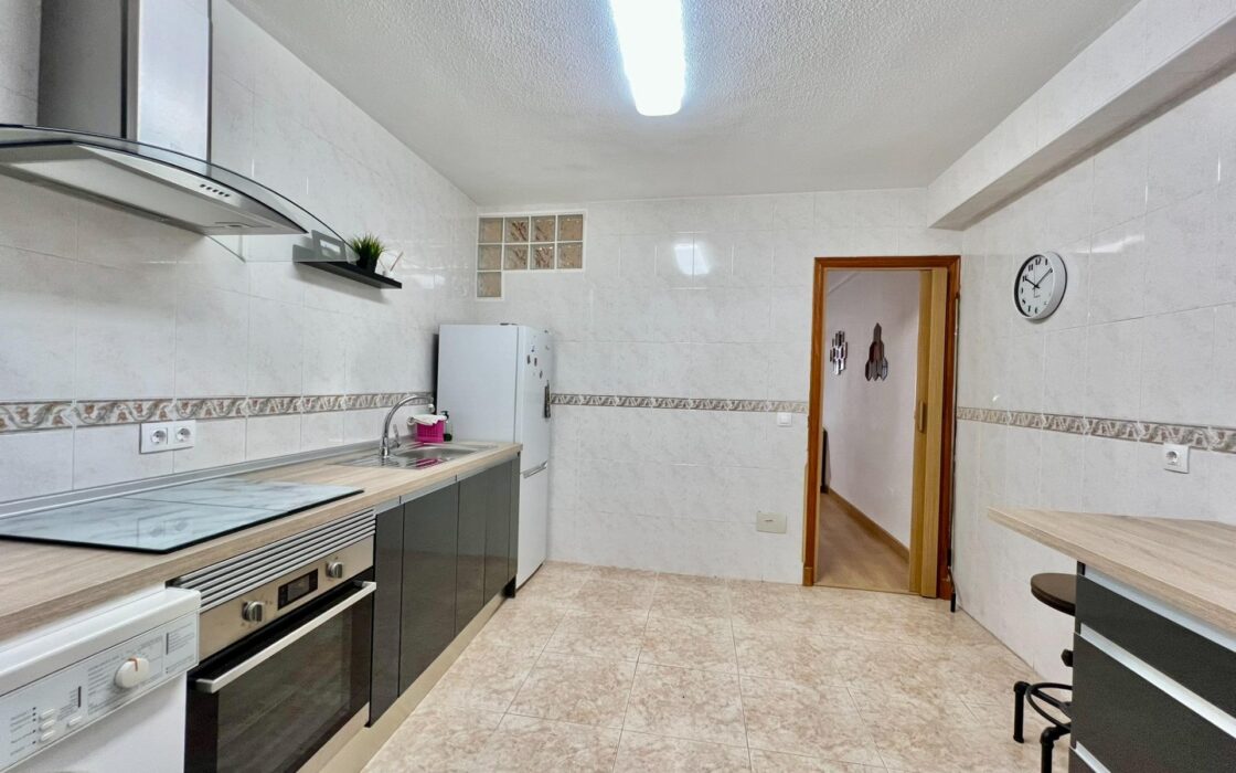 Дом в Торревьехе 69 кв.м у моря с террасой и бассейном