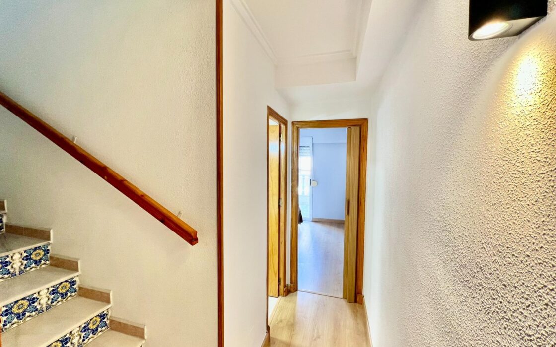 Дом в Торревьехе 69 кв.м у моря с террасой и бассейном