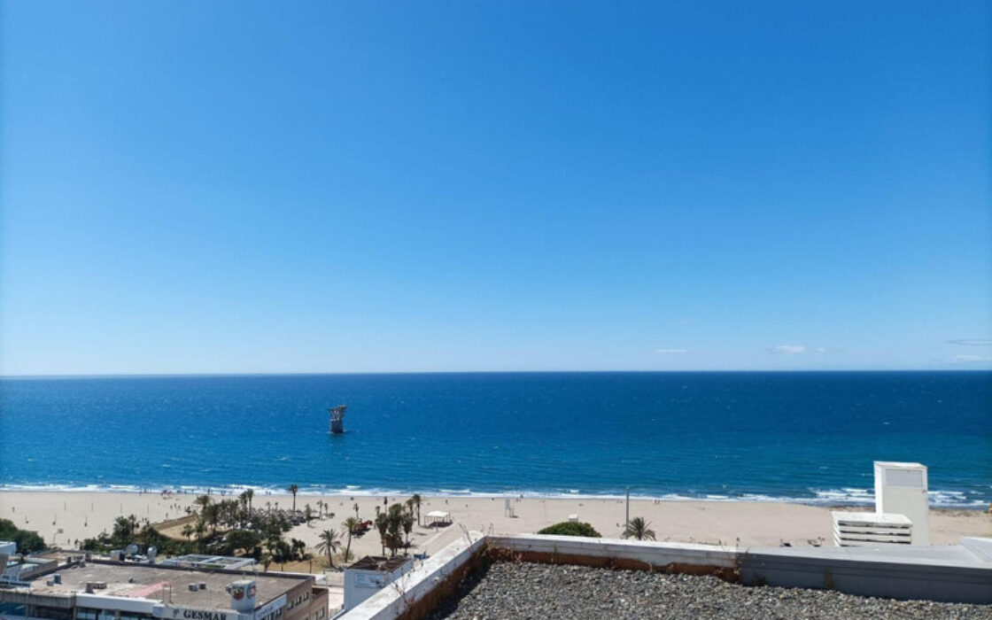 Двухуровневая квартира в Марбелье с террасой 95 кв.м