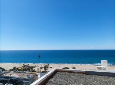 Двухуровневая квартира в Марбелье с террасой 95 кв.м