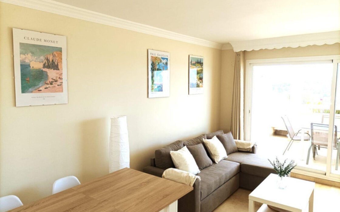 Двухуровневая квартира в Марбелье с террасой 95 кв.м