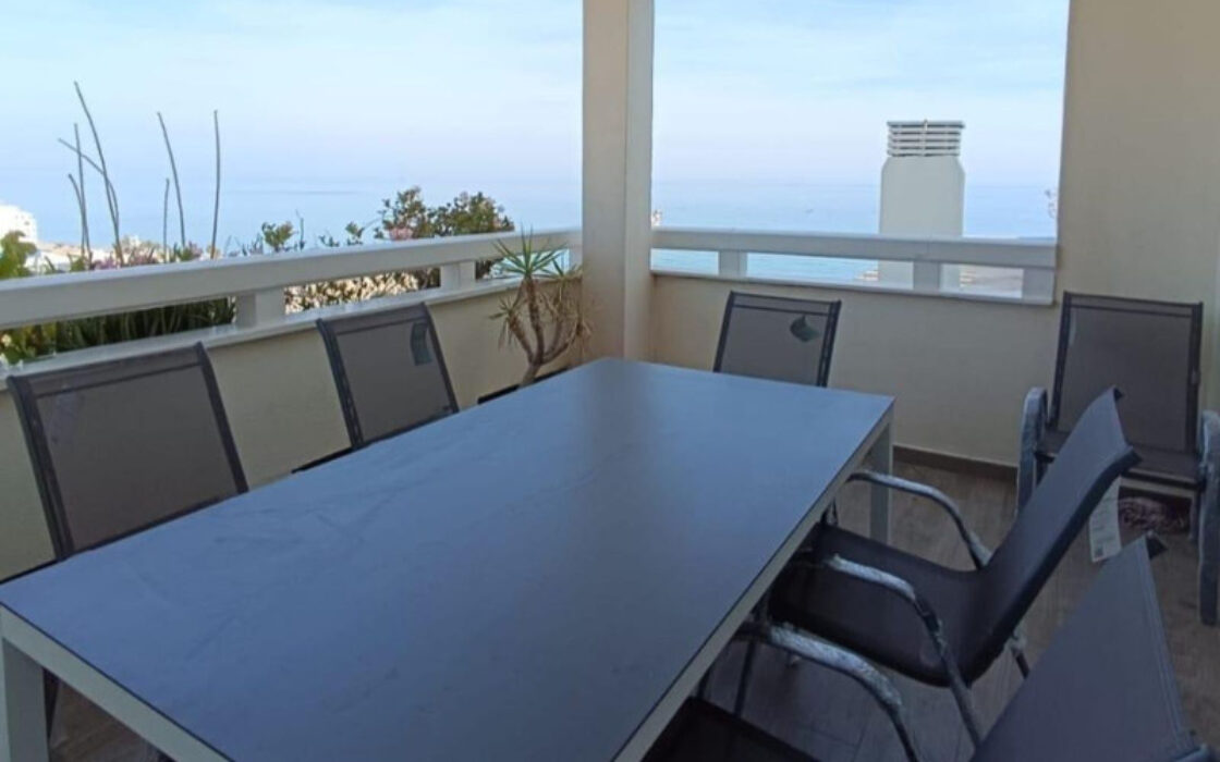 Двухуровневая квартира в Марбелье с террасой 95 кв.м