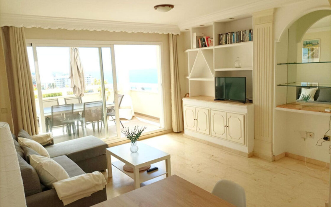 Двухуровневая квартира в Марбелье с террасой 95 кв.м